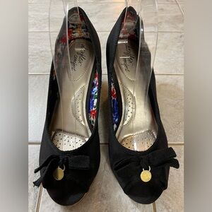 DexFlex Comfort Women’s Black wedges bow charm Size 9